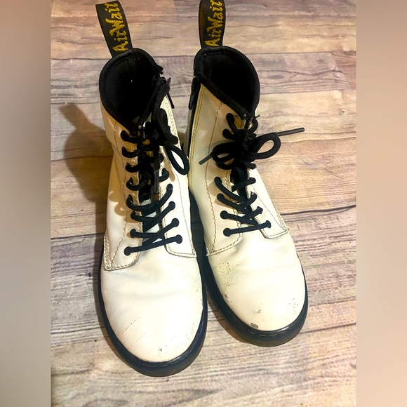Dr. Martens Boots Youth 4 Combat Ankle Bootie White Faux Leather Lace Up Casual - Picture 1 of 6